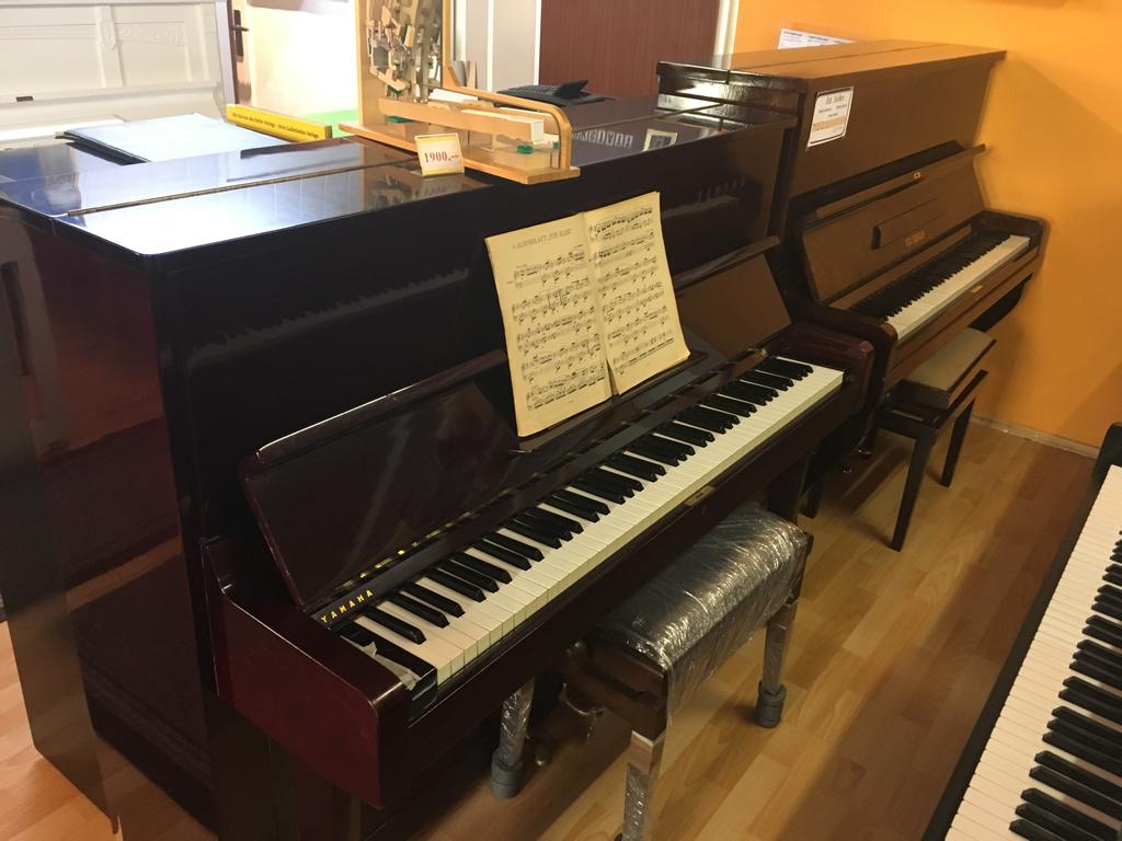 Glänzendes Klavier in dunkelrot zu verkaufen in München -Alexander Ostrovski Klavierstimmer