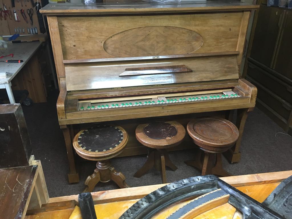 Antikes Holzklavier bei der Reparatur -Alexander Ostrovski Klavierstimmer München Nord-West